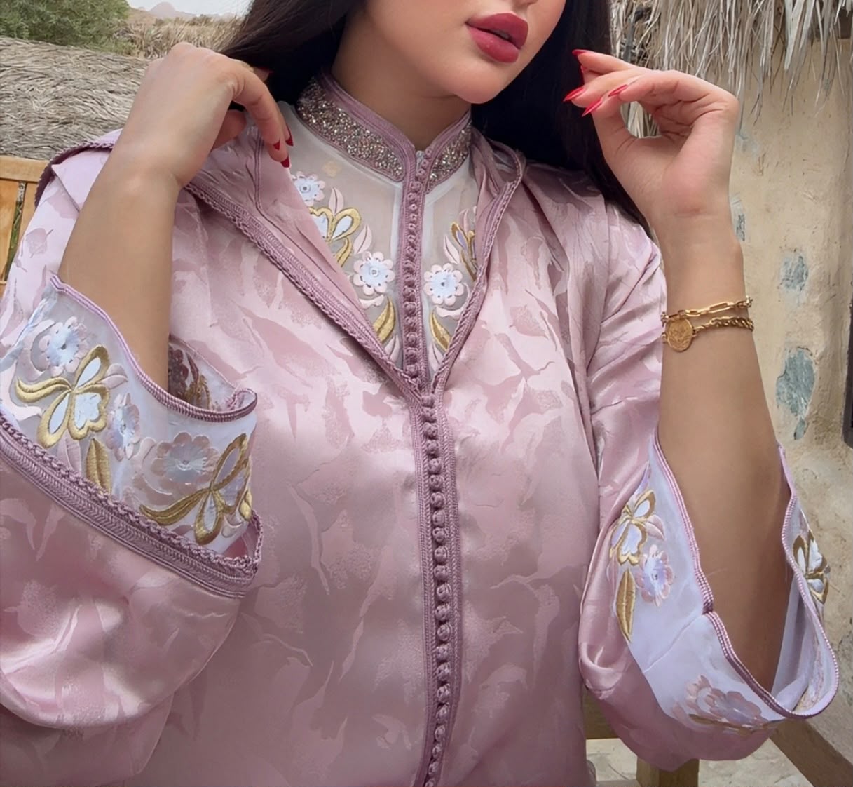 رَهَف — جلابية مغربية من قطعتين بالوردي الغباري وتطريز أبيض وذهبي
