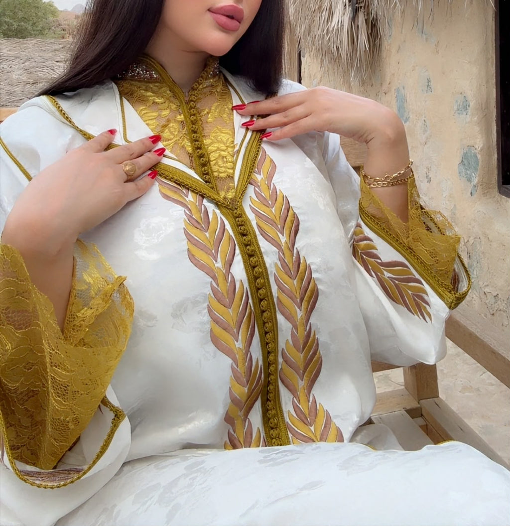 جُمان — جلابية مغربية من قطعتين بالأبيض العاجي وتطريز ذهبي وزيتي